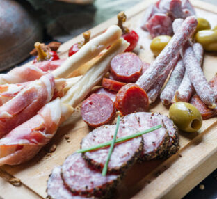 Pizarra de embutido y palitos de pan
